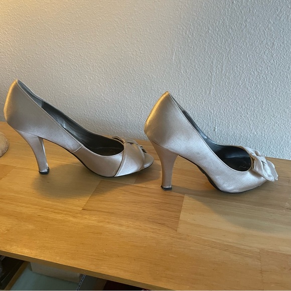 Me Too Champagne Satin Jupiter Peep Toe Heels - size 9M - Picture 6 of 6